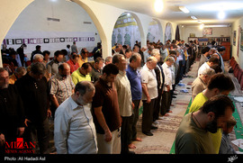 اقامه نماز جماعت در حسنیه مرکزی بازداشتگاه اوین 