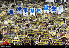 تظاهرات مردم ژاپن در اعتراض به تجاوز یک نیروی نظامی آمریکایی به یک دختر بیست ساله