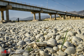 بستر خشک شده رودخانه کر که مهمترین رودخانه تامین کننده آب سد درودزن می باشد و برنج کاری منطقه کامفیروز وابستگی خاصی به آب این رودخانه دارد.