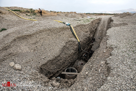 چاه حفاری شده غیر مجاز بر روی بستر خشک شده رودخانه کر در حوالی کامفیروز، که آب کشاورزی چند شالیزار را تامین می نماید.