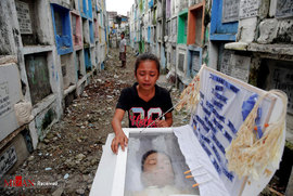 گریه دختر بالای سر پدرش که در درگیری های فیلیپین کشته شد