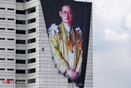 نصب عکس پادشاه تایلند در بانکوک