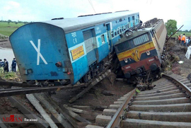 خارج شدن قطار از ریل در هند