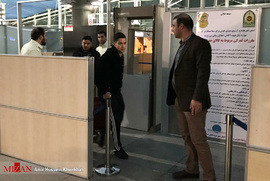 کمال کامیابی نیا بازیکن پرسپولیس در فرودگاه امام خمینی (ره) به هنگام بازگشت از اردوی تیم ملی در امارات