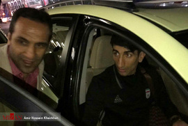 علی رضا بیرانوند دروازه بان  پرسپولیس در فرودگاه امام خمینی (ره) به هنگام بازگشت از اردوی تیم ملی در امارات