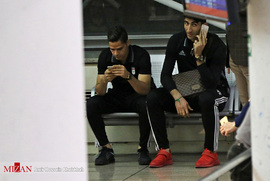 علی رضا بیرانوند و کمال کامیابی نیا بازیکنان تیم فوتبال پرسپولیس در فرودگاه امام خمینی (ره) به هنگام بازگشت از اردوی تیم ملی در امارات