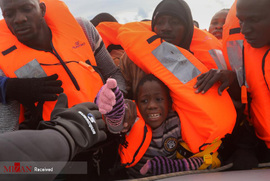 لحظه نجات پناهجویان از مرگ در آبهای مدیترانه