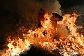 پرش با اسب از آتش در اسپانیا