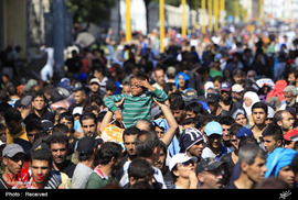 حرکت صد‌ها پناهجوی گرفتار در مجارستان با پای پیاده به سمت اتریش