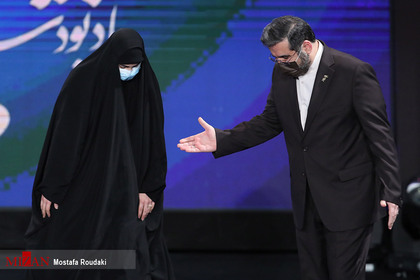 «محمدمهدی اسماعیلی» وزیر فرهنگ و ارشاد اسلامی و «زینب سلیمانی» در مراسم اختتامیه جشنواره فیلم فجر
