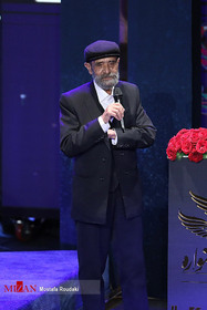 «علی اکبر اصانلو» برنده دیپلم افتخار نقش مکمل مرد برای فیلم «نگهبان شب» در مراسم اختتامیه جشنواره فیلم فجر

