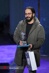 «امیرحسین عسگری» برنده سیمرغ جایزه ویژه بهترین کارگردان برای فیلم «برف آخر» در مراسم اختتامیه جشنواره فیلم فجر
