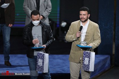 «حسن نجفی» و «امیر ولی خانی» برنده سیمرغ بهترین جلوه های بصری برای فیلم «دسته دختران» در مراسم اختتامیه جشنواره فیلم فجر
