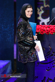 «فرشته حسینی» برنده دیپلم افتخار نقش مکمل زن برای فیلم «دسته دختران» در مراسم اختتامیه جشنواره فیلم فجر
