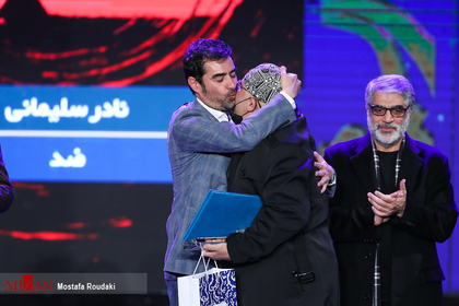«نادر سلیمانی» برنده سیمرغ بهترین نقش مکمل مرد برای فیلم «ضد» در مراسم اختتامیه جشنواره فیلم فجر
