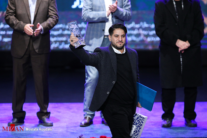 «کاظم دانشی» برنده سیمرغ بهترین فیلمنامه برای فیلم «علف زار» در مراسم اختتامیه جشنواره فیلم فجر

