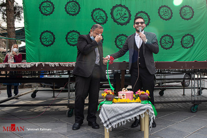 تولد شهید علی حیدری/ با توجه به درگذشت پدر ومادر شهید، برادر او برای بریدن کیک به جایگاه دعوت می شود.