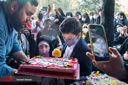  تولد شهید مدافع حرم، جواد الله کرم/  فرزندان شهید مدافع حرم جواد الله کرم در حال بردین کیک تولد پدرشان هستند.
