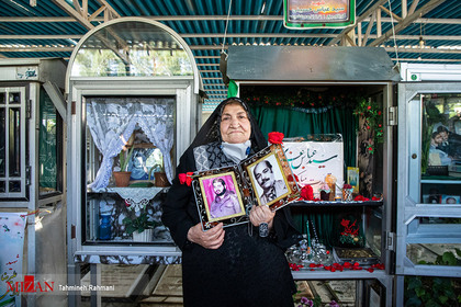 تولد شهید سیدعباس حسینی/ در پایان مراسم جشن تولد، مادر شهید با قاب عکس فرزند شهیدش عکس یادگاری می گیرد.