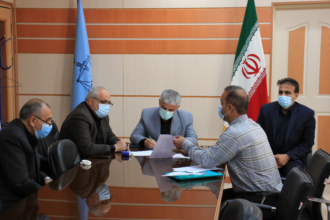 رئیس کل دادگستری بوشهر در جریان ملاقات مردمی با ۴۰ نفر از مراجعان دیدار و درخواست‌های آنان را بررسی کرد