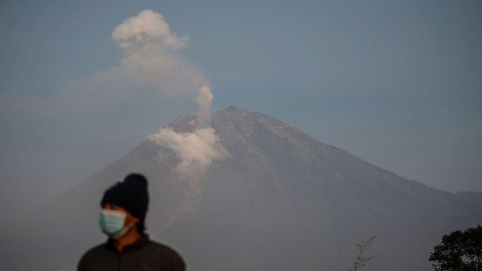 ادامه تخلیه مناطق اطراف آتشفشان سیمیرو در اندونزی/ زمین‌لرزه 6.2 ریشتری در این کشور